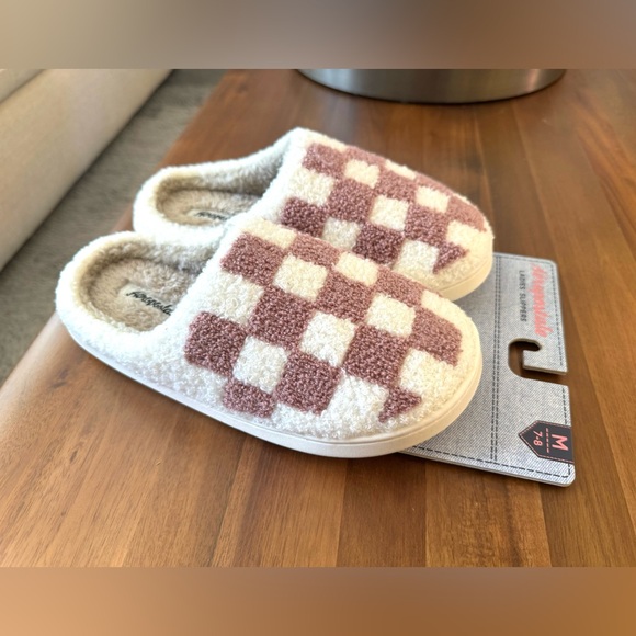 Aeropostale Checkerboard Cozy Slippers - Picture 4 of 7